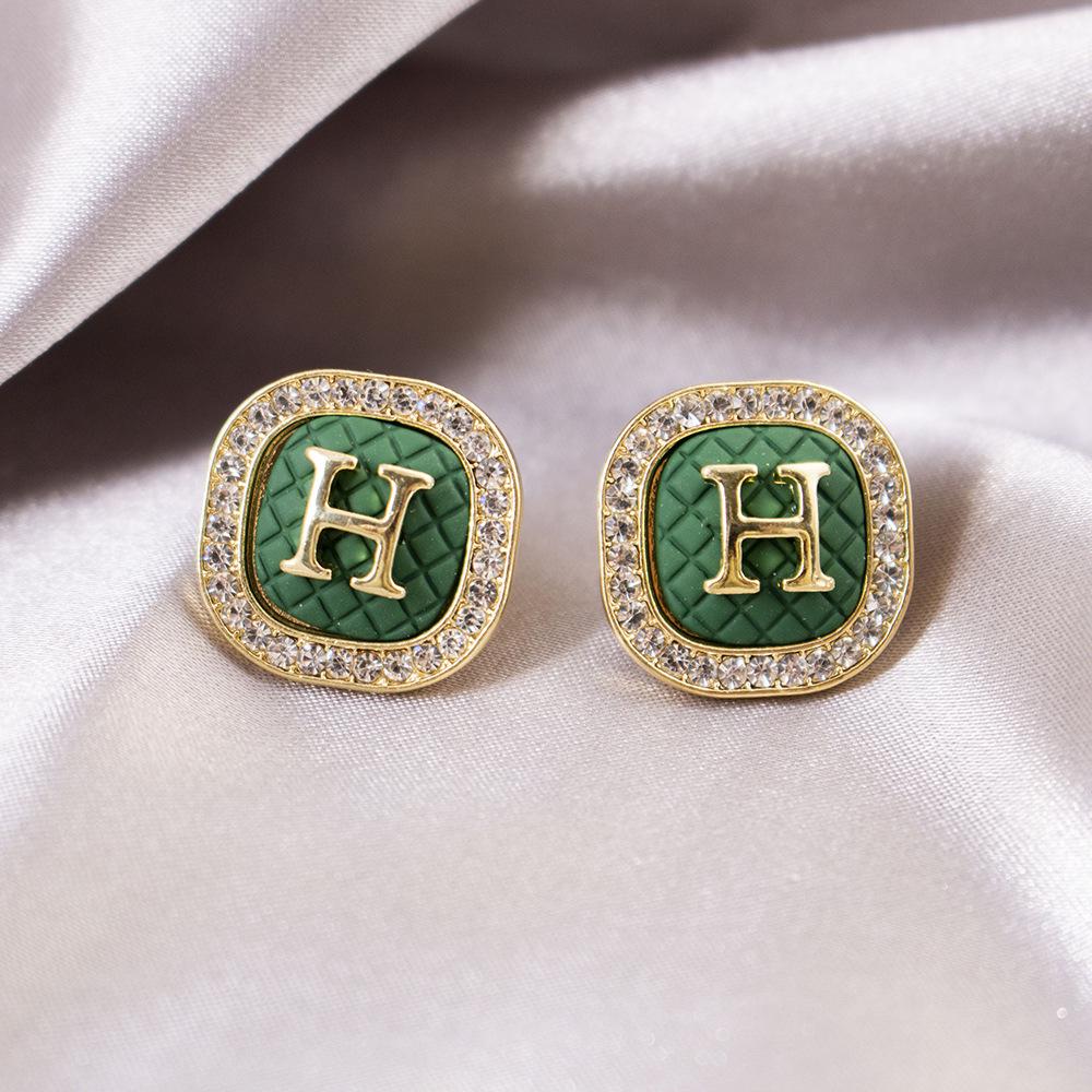 Elegant Clip-On Triangle Earrings for Non-Pierced Ears - Versatile, Light Luxury for Everyday Wear.