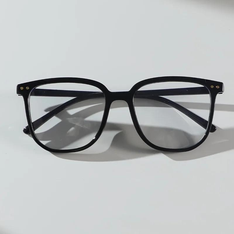 A Pair of Women'S Plastic Geometric Oversized Frames with a Minimalist And Casual Style, Featuring Plain Lenses.