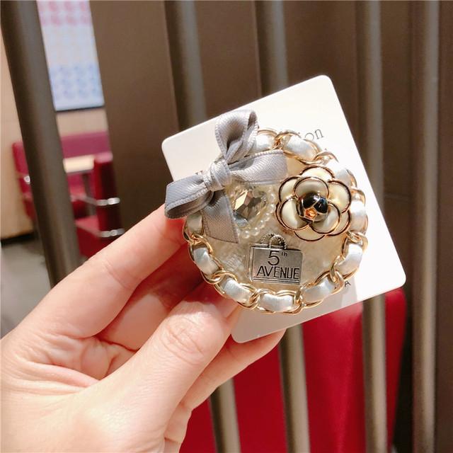 Stylish Stylish Camellia Flower Geometric Round Bow Pin Brooch Jewelry High End Lapel Pins Badge Stylish Trendy Scarf Buckle Women AccessoriesFashion белый