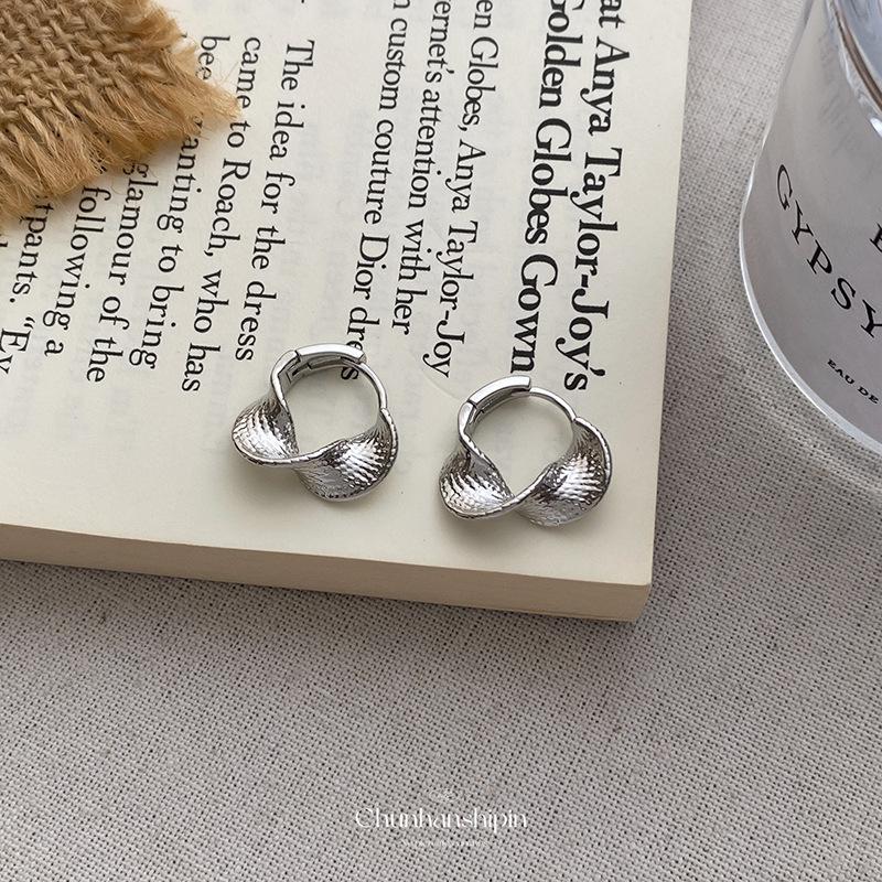 Geometric new ear clips without piercings, simple niche circle twist earrings, cold wind mosquito coil disc earrings, advanced sense