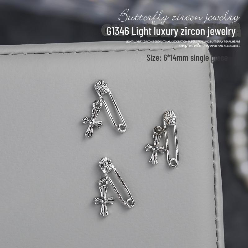 

Знаменитый нейл-арт: Украшение в виде сердца из сплава со звездой и драгоценным камнем в виде банта из циркона