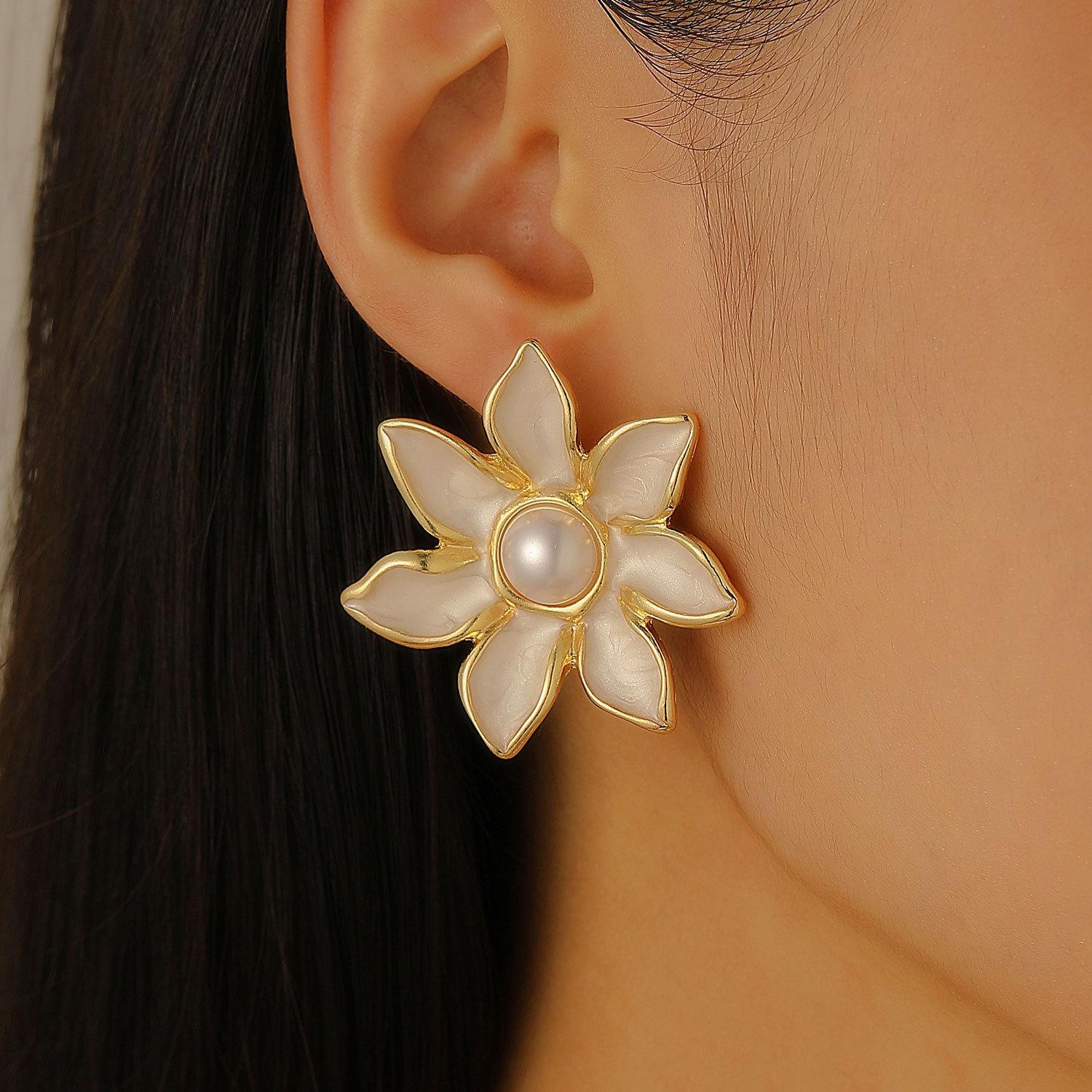 

Retro Fashion Vintage Alloy Drip Oil Flower Earrings For Women 1 pair
