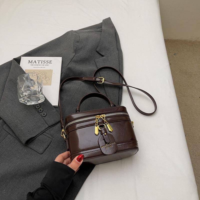 Módní super horká malá kabelka ženy 2025 nová high-end všestranná taška přes rameno jaro a léto módní přenosná krabičková kabelka