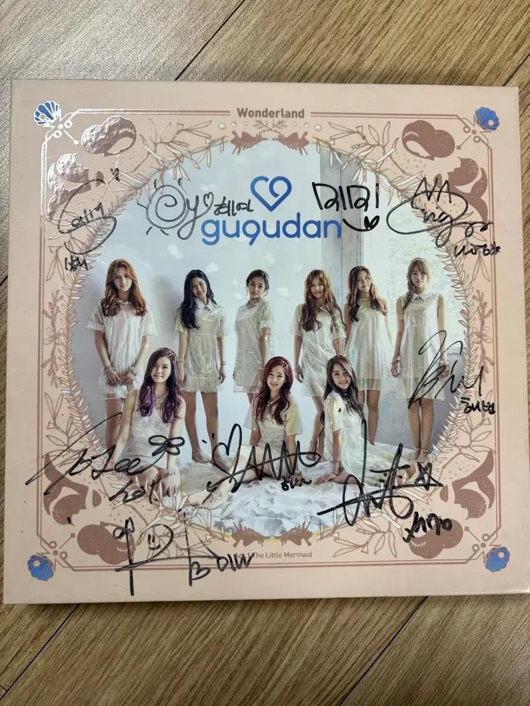 Gugudan Wonderland autographed album Used