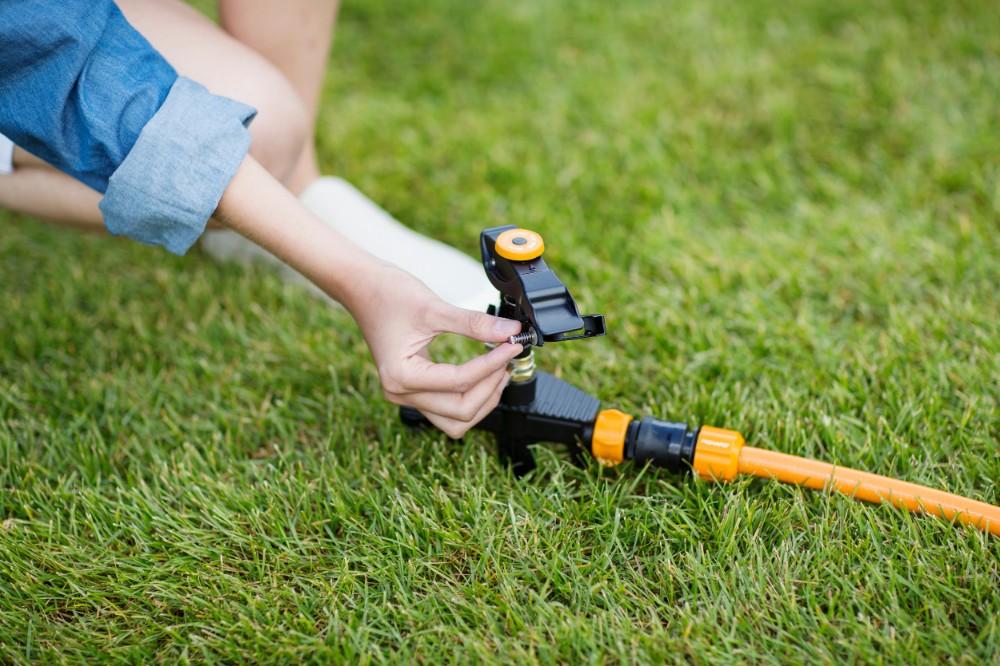 Fiskars Zraszacz Ogrodowy Pulsacyjny Obrotowy Na Kółkach Metalowy 500M2