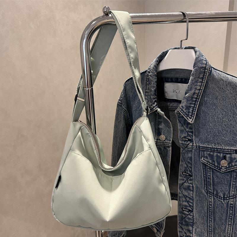 

2025 new Japanese and Korean version simple solid color shoulder messenger bag cloth bag lightweight women s bag fashion trend couple bag зелёный