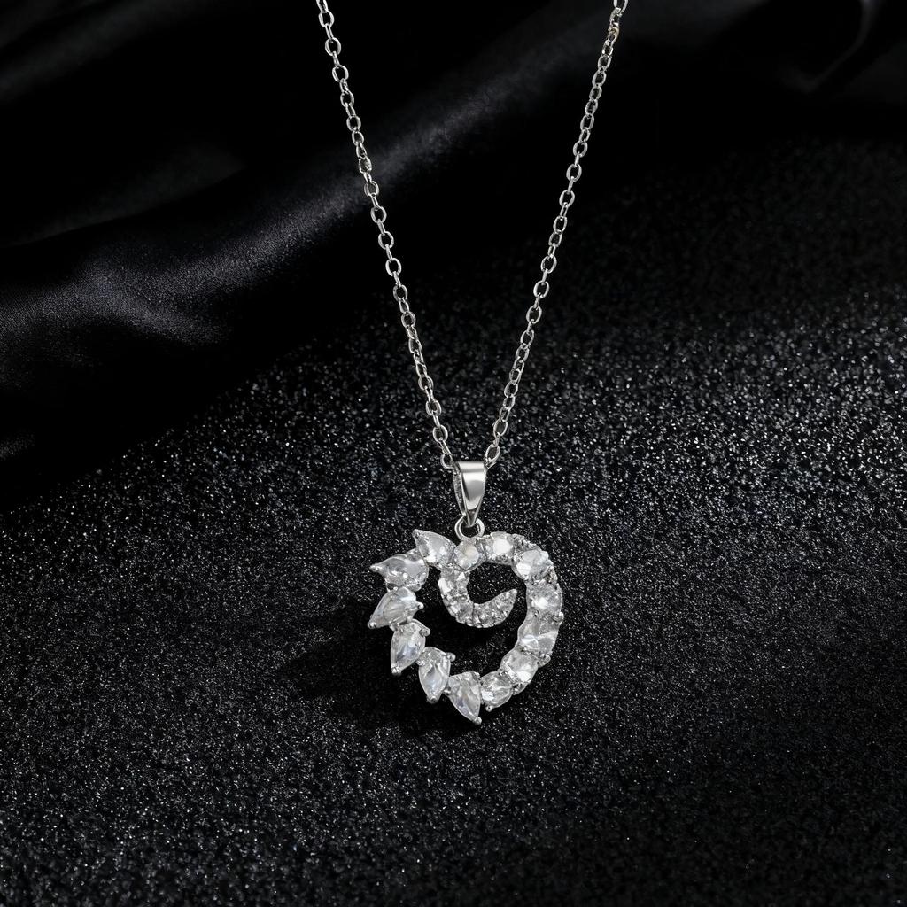 Metal Heart Crown Collarbone Necklace Hip Hop Pendant Necklace For Women Luxury Chain Accessory
