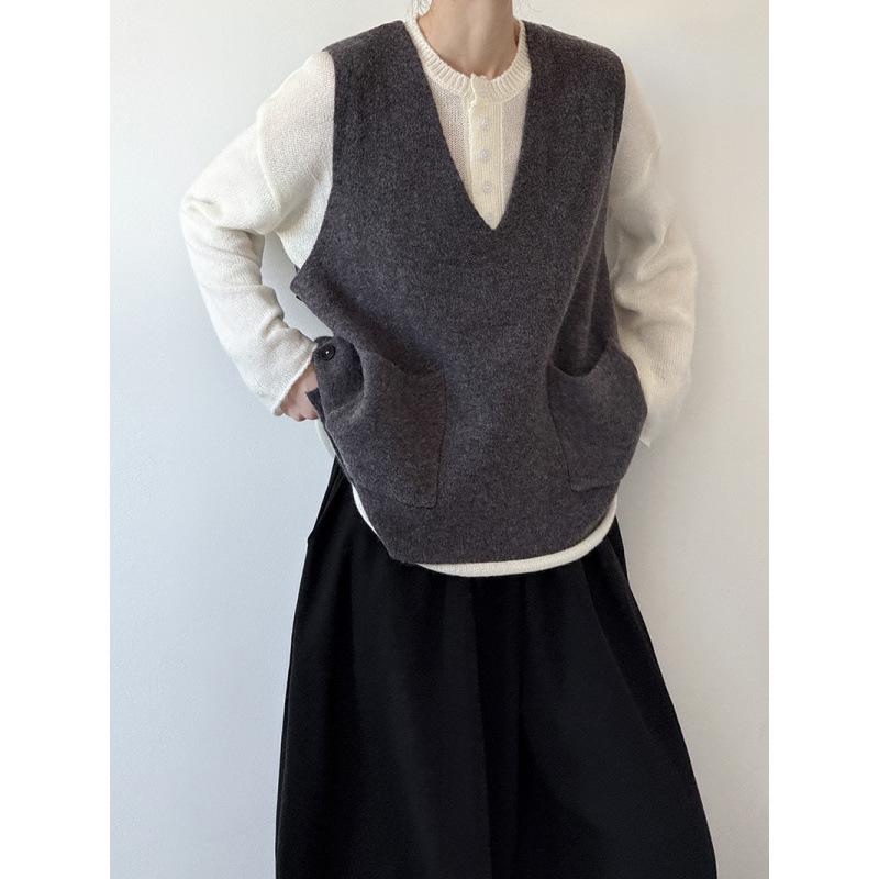 

Ju Zhi Autumn Plus Size V-Neck Knitted Vest: Women s Retro Style Pocket Sleeveless Cardigan M196 One Size