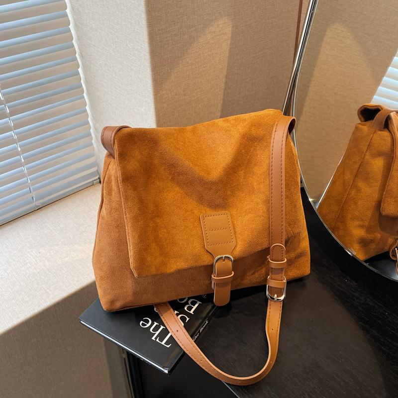 Winter retro niche design bag women's 2025 new fashion personalized commuter bag shoulder crossbody small square bag