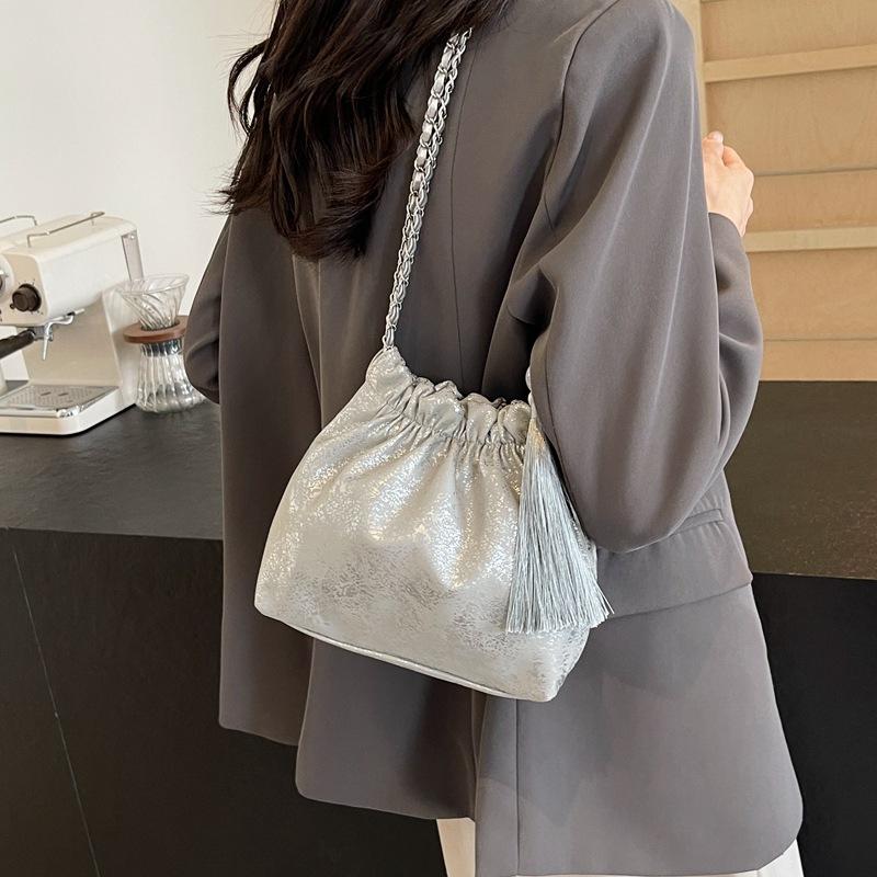 This year's popular bucket bag women's spring and summer 2025 new Korean version pleated foreign style versatile chain shoulder bag
