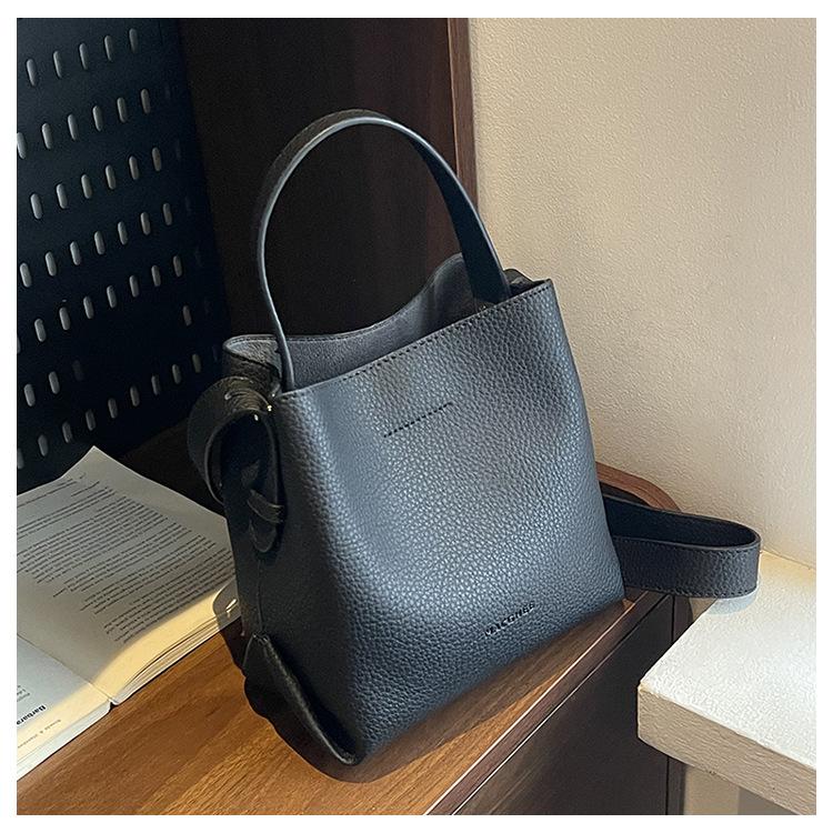 

лето 2025 корейский новый продукт нишевый дизайн узор личи портативная сумка-ведро универсальная повседневная сумка-мессенджер в иностранном стиле чёрный