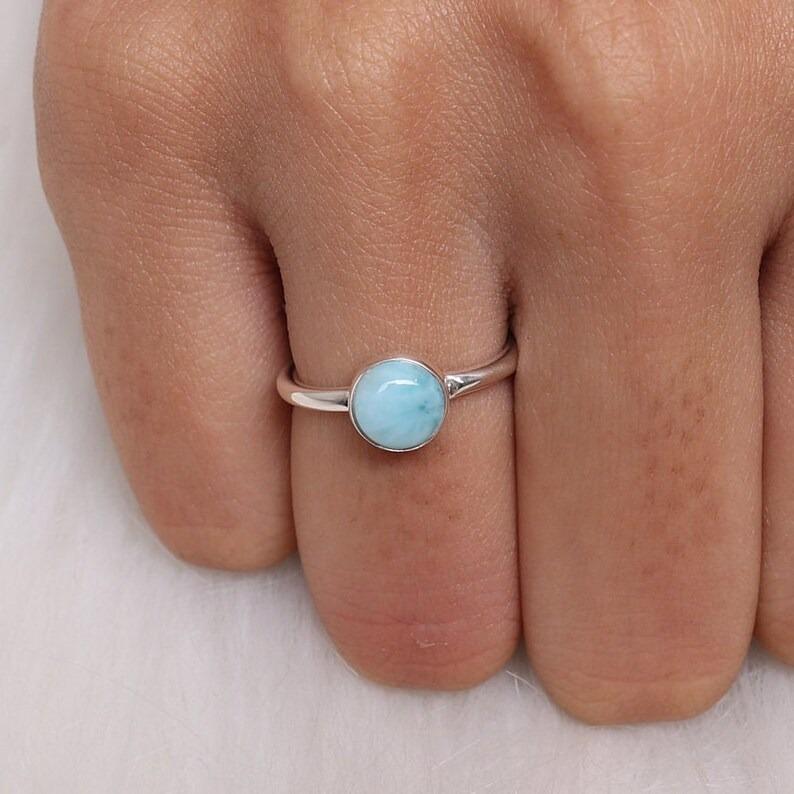 

Кольцо с натуральным драгоценным камнем ларимар, кольцо с круглым камнем, украшения ручной работы, подарок для нее, серебро 925 пробы 8.5