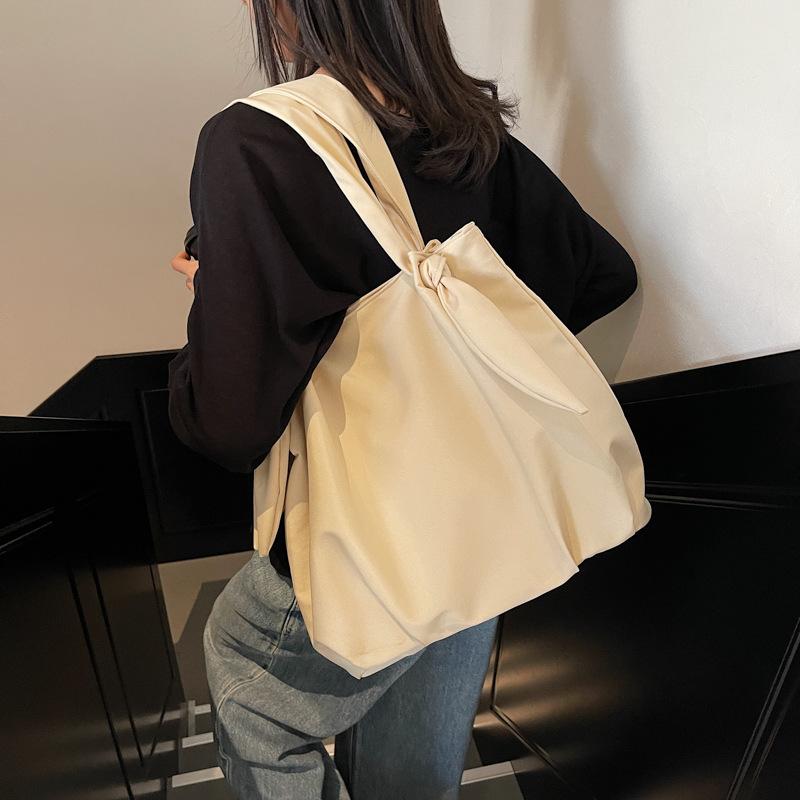 New Niche Casual Simple Tote Bag Women's High-value Commuting Light Large-capacity Shoulder Bag
