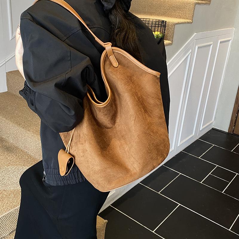 

Сумка большой вместимости женская осенне-зимняя универсальная 2025 новая матовая ретро на плечо сумка «мать и дитя» повседневная дорожная сумка-тоут коричневый