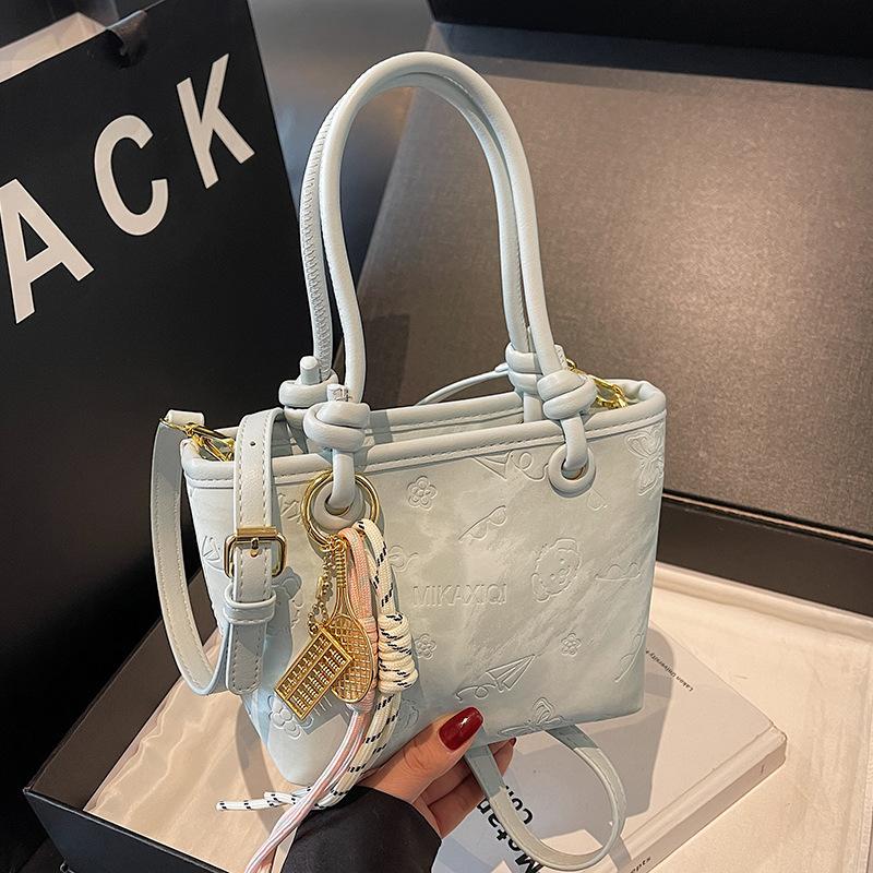 2025 new Korean version of casual niche fashionable embossed portable bucket bag girls commuting shopping versatile messenger bag