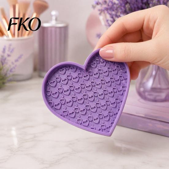 Dressing Table Accessory 3D Printed Makeup Brush Cleaning Mat, Heart-Shaped Scrubber Pad with Textured Zones, Beauty Tool Cleaner Portable