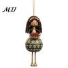 Decorazione Artistica da Interno ed Esterno Mano?Ornamento Appeso Bambola Etnica Dipinta, Ciondolo Stile Popolare con Campanella e Cesto, Statuetta Rustica Fantasiosa per la Casa Boho