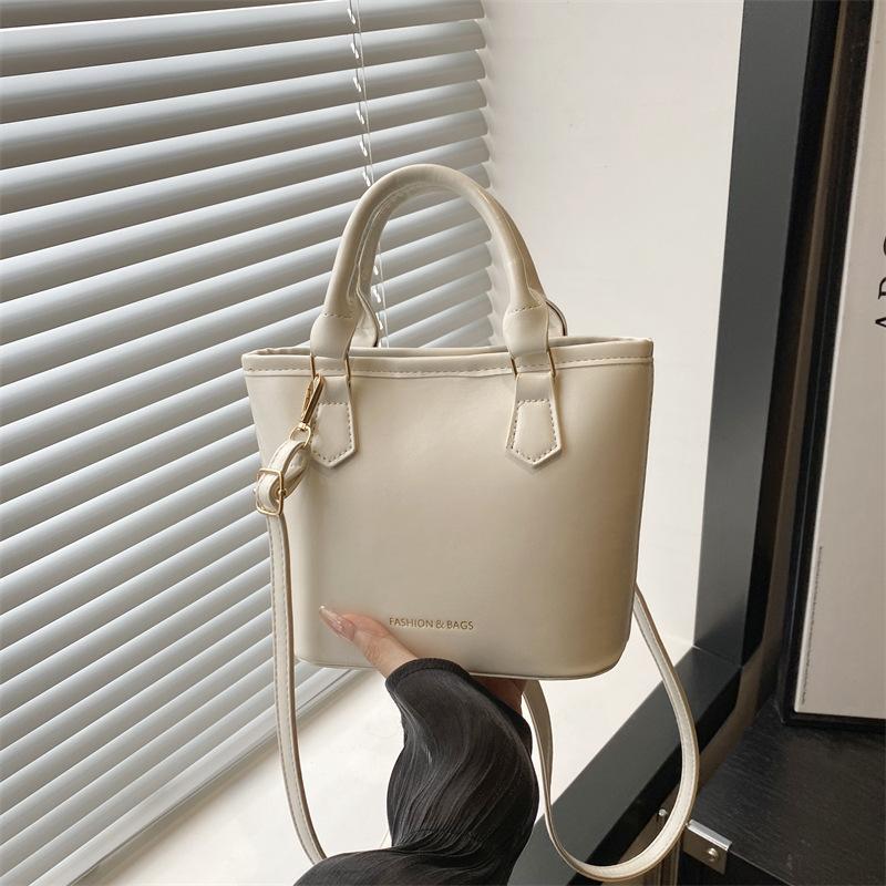 

Niche design bag women s new trendy fashion high-end shoulder bag portable messenger bucket bag белый