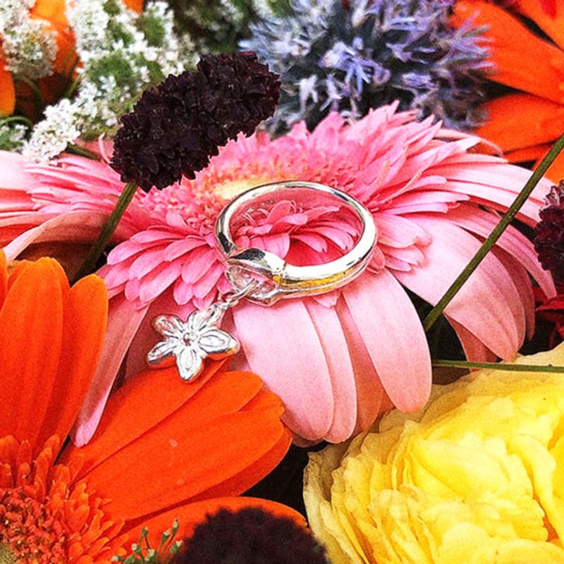 

Wai. Garden flower rattle ring 25