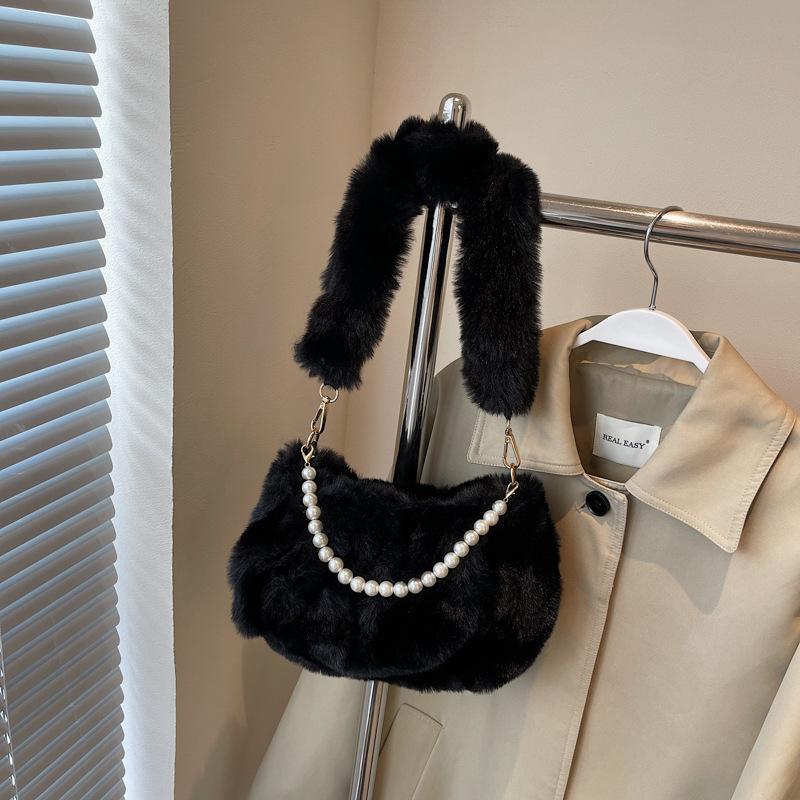 

Плюшевая плиссированная маленькая женская сумка 2024 года, новая жемчужная сумка, модная пушистая сумка через плечо подмышкой чёрный