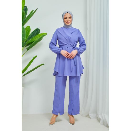 Costum pentru damă, cu guler dublu, cu brâu, din crep hijab