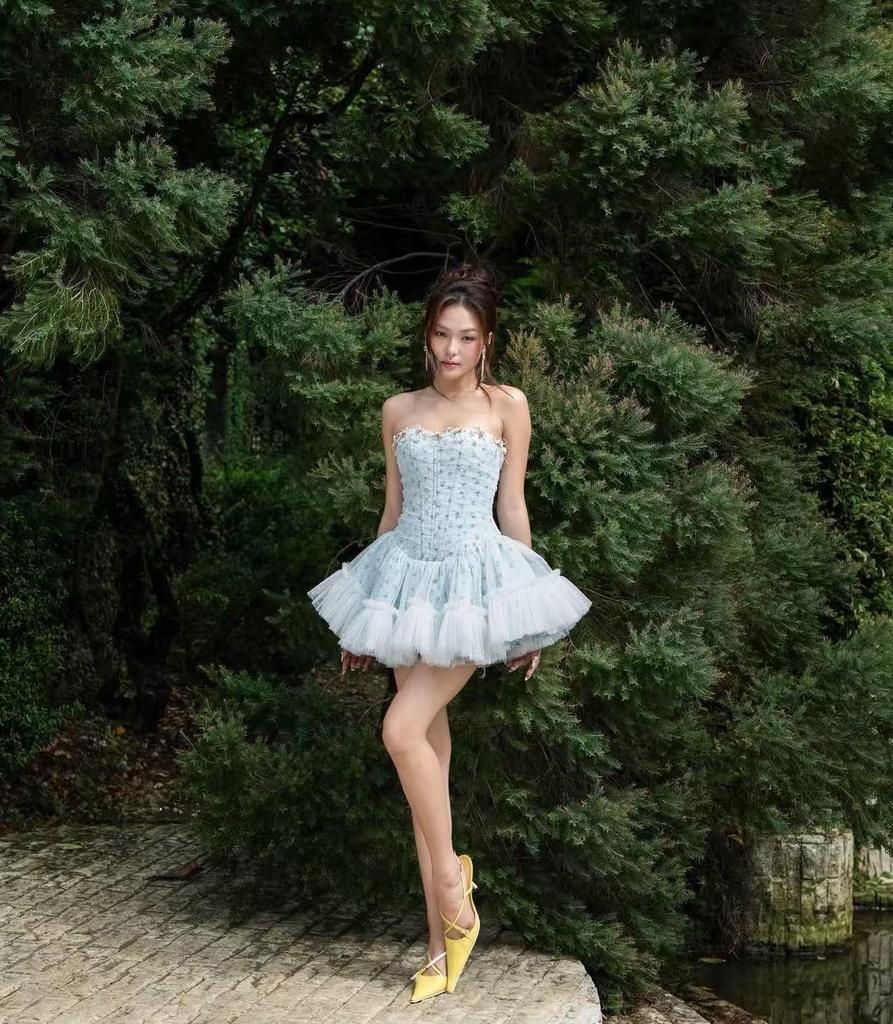 Retro Sweetheart Strapless Dress with 3D Petals and Cinched Waist