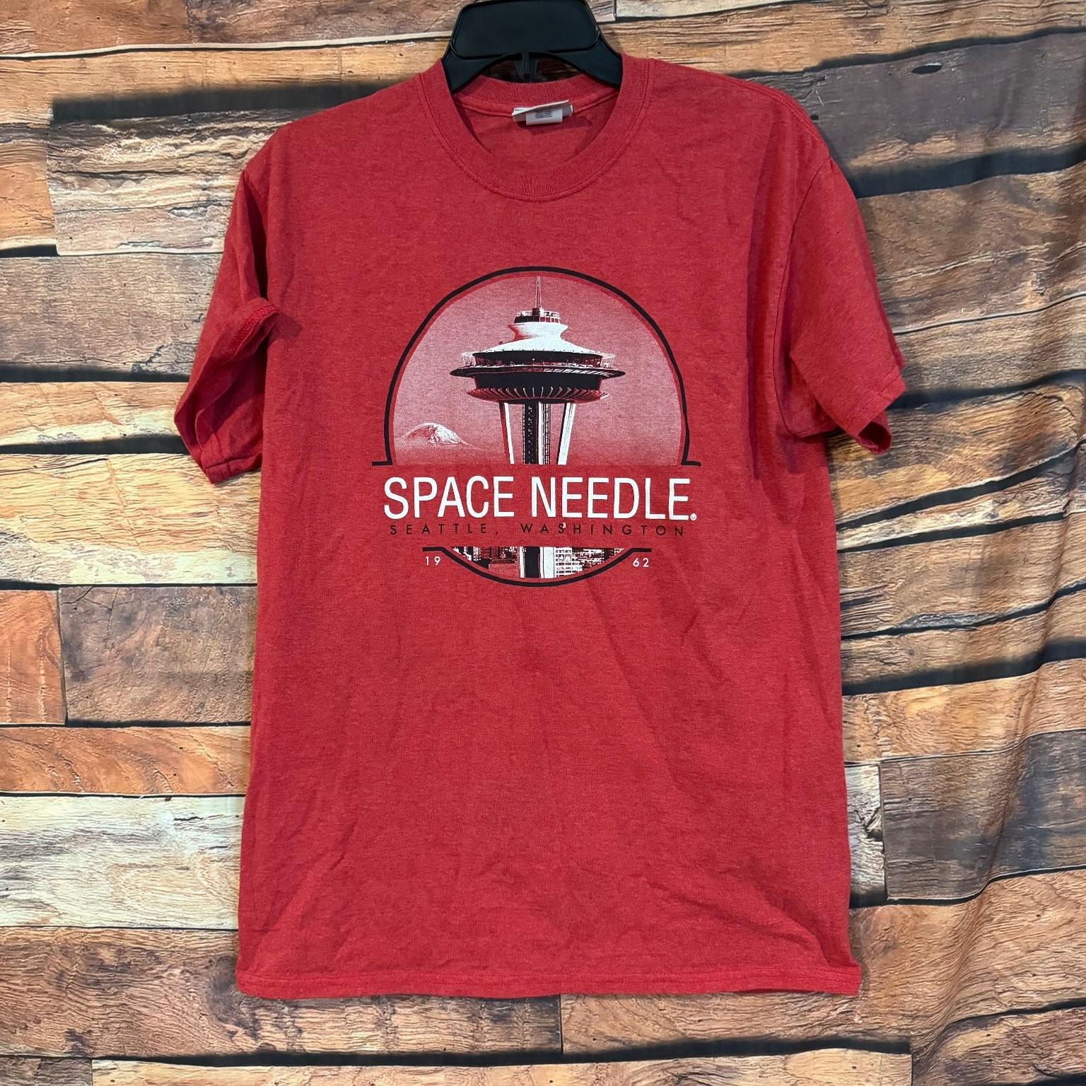 Gildan Space Needle Men s Red Small/Medium Cotton Blend Seattle Graphic Unisex T-Shirt M