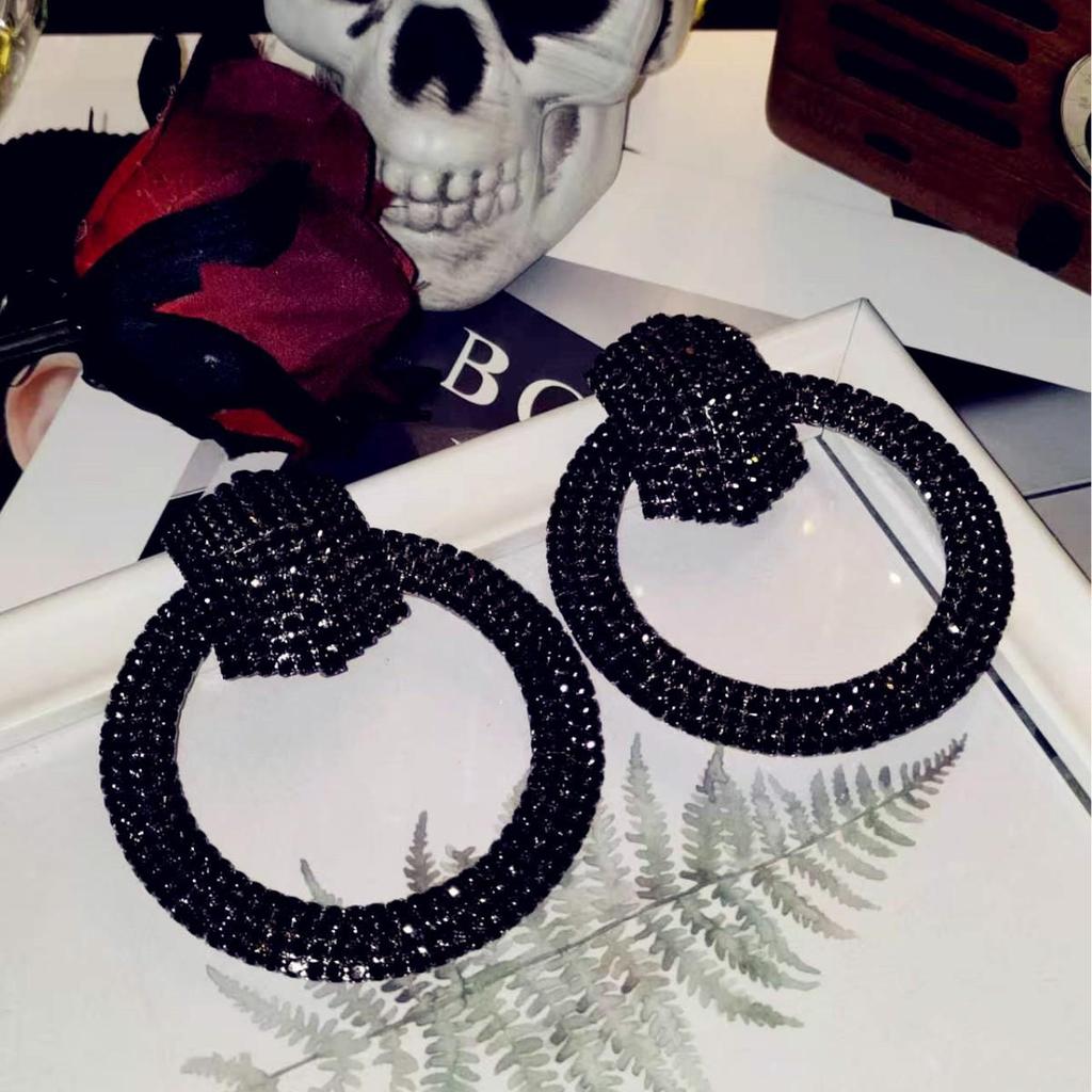 Czarne, nieblaknące, okrągłe kolczyki do elektroforezy dla kobiet o odważnej osobowości i dużych kółkach