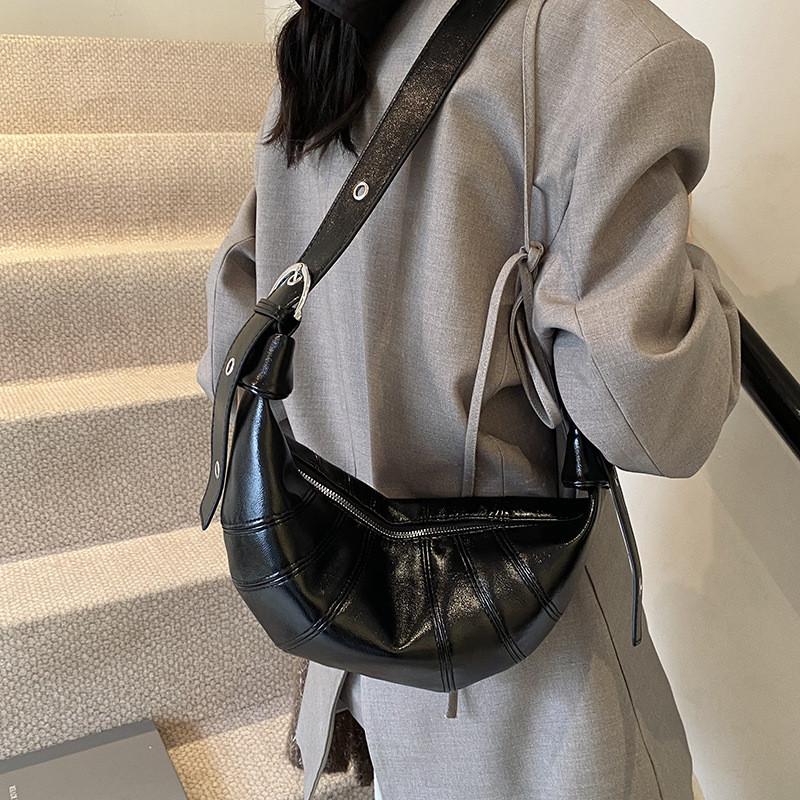 IELGY Ladies Croissant Style Messenger Bag - Retro Oil Wax Leather