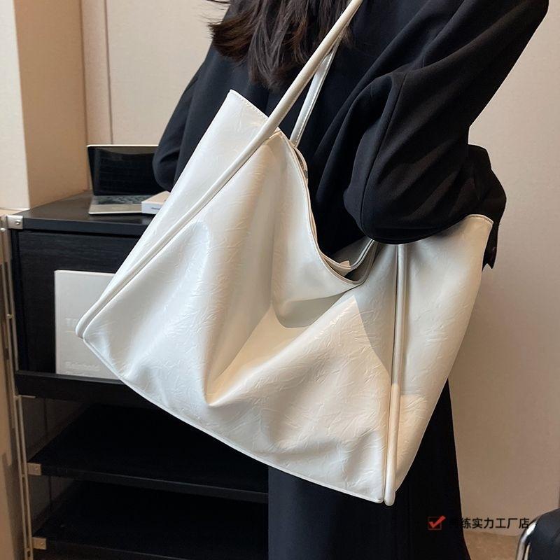 Large-capacity Bag Women's Bag, New Silver Shoulder Bag, College Student Commuter Tote Bag, White and Black Traditional Practice