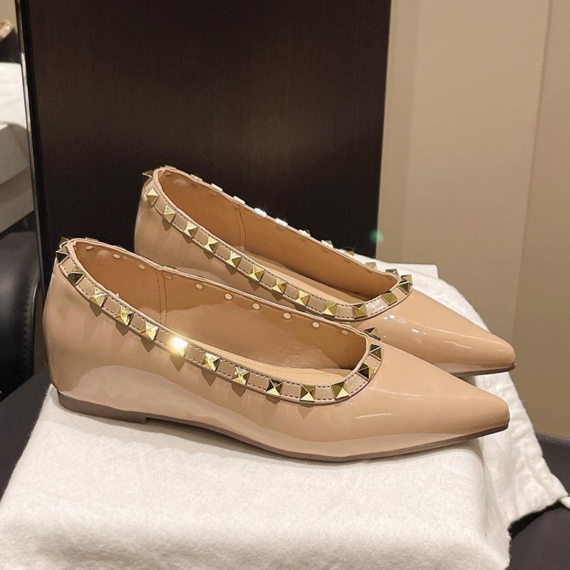 

Temperament pointed single shoes women shallow mouth spring and autumn women rivet patent leather gentle soft bottom flat bottom design 40 абрикосовый