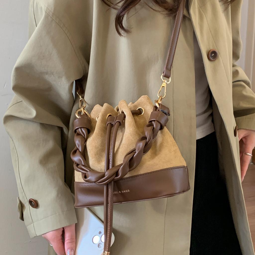 Fashion contrasting handbag women's 2025 new Korean version ins retro bucket bag super hot shoulder crossbody bag