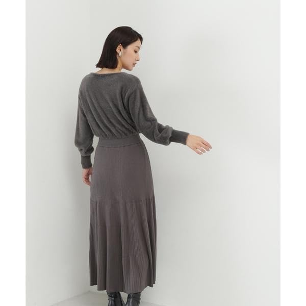 Fjäderdockningsstickad klänning