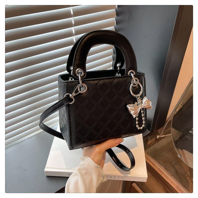 

French niche classic light luxury bag women s 2025 new feeling shoulder messenger bag foreign trend portable Princess Diana bag чорний