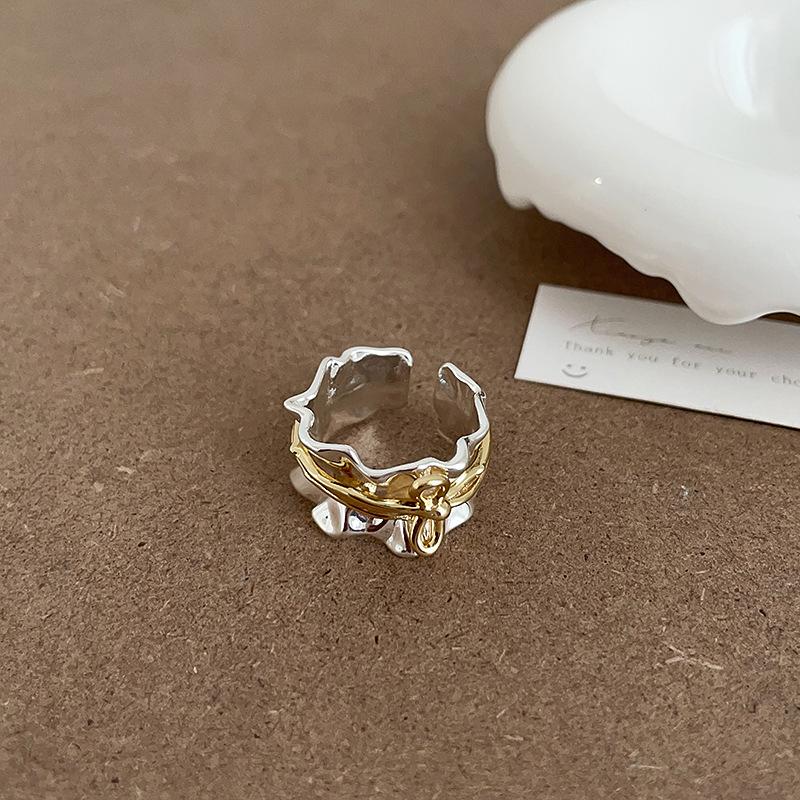 

Кольцо-бантик из металла контрастного золотого и серебряного цвета для женщин, нишевое, высокого класса, с чувством индивидуальности, преувеличенное, уникальное кольцо