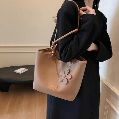 Hand Carry Versatile Bucket Bag Women's Bag 2025 Quarter New Fashion Texture Shoulder Bag Casual Messenger Bag
