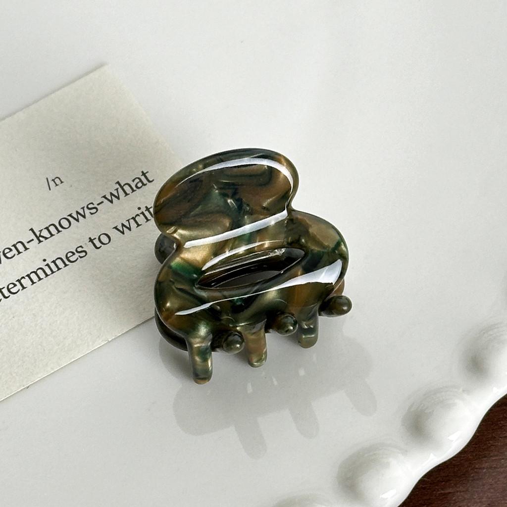 Adorable Geometric Hair Claws In Vibrant Colors For Fashionable Womens Hair