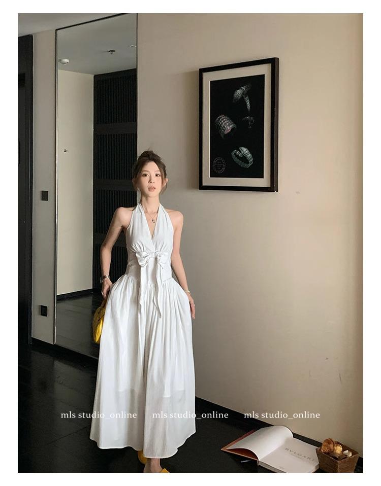 Vynikající bílé halterové šaty s výstřihem do V a mašlí v pase, dlouhé letní šaty (Vydání 2025)