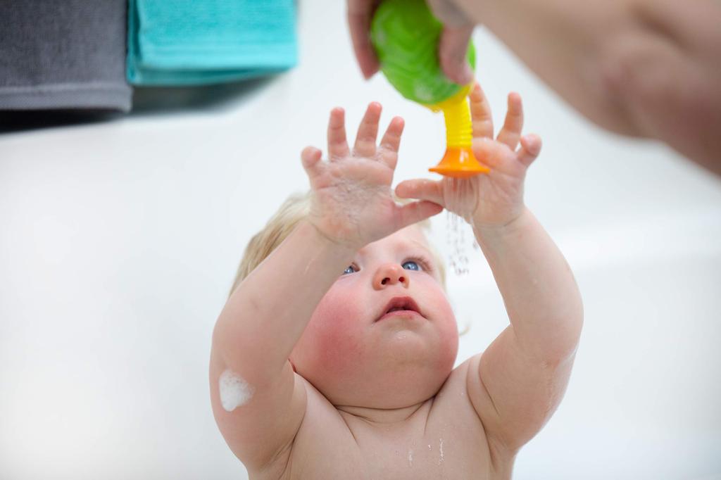 Sassy Squeeze Shower TYSA13050 Bath Toy for Bath and Pool (13050FAAM)