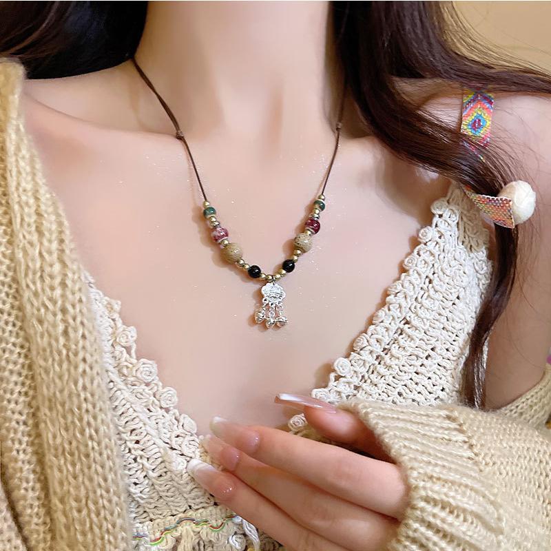 BLINGBAY Colar com pingente feminino, colar chinês retrô de cerâmica com contas, colar versátil de corda trançada, acessório personalizado, joia moderna para presente