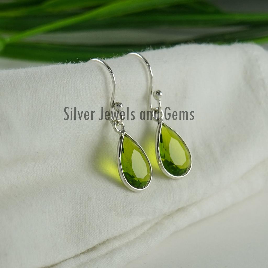 Orecchini in Peridoto Naturale-Orecchini Fatti a Mano con Montatura a Lunetta-Orecchini in Peridoto a Goccia-Orecchini in Argento Sterling 925-Regalo per lei-Orecchini Pendenti