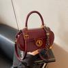 Small bag women's autumn and winter retro new fashion niche design messenger bag portable small bag
