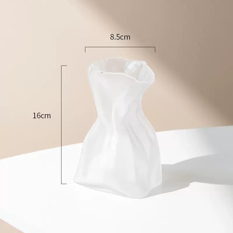 European Style Transparent Glass Vase for Creative Flower Arrangements - High-End Décor for Living Room or Desktop.