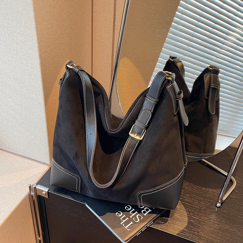 

Retro large-capacity matte bag women s spring and summer new casual shoulder bag fashionable commuter tote bag чорний