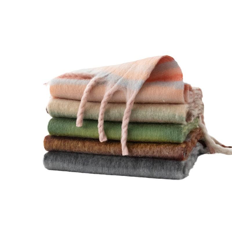 Neuer Mohair Regenbogen Kontrastierender Karoschal für Damen im Winter, warm und dick, mit großer Pompon-Quaste und Schal im lässigen Stil