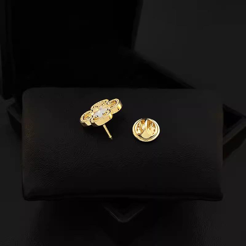 Ruyi vierblättrige Kleeblattbrosche, hochwertiger weiblicher Imitat-Perlmutt-Ausschnitt, Anti-Licht-Schnalle, Accessoires, exquisite Anstecknadel für den Kragen des neuen chinesischen Anzugs.