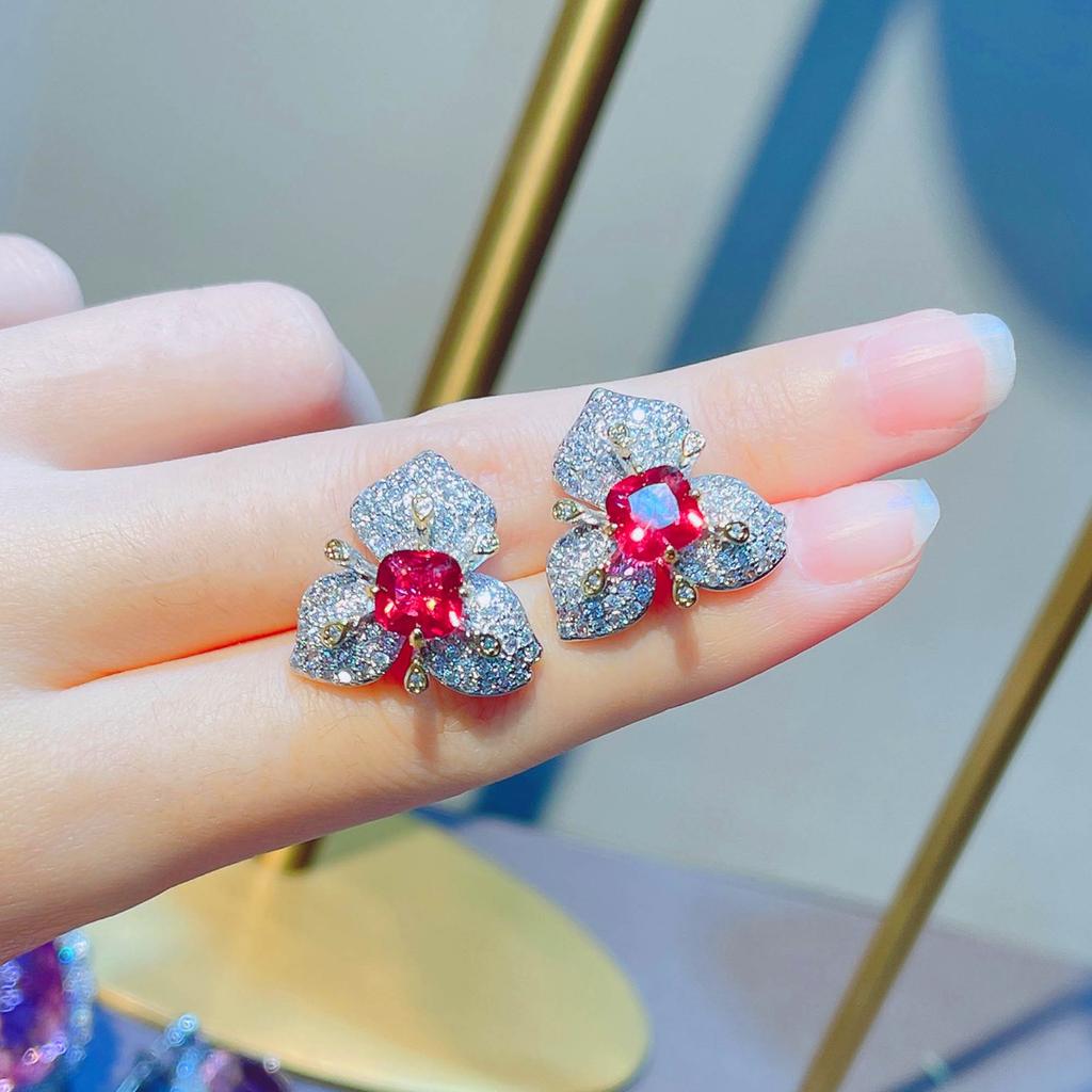 Leichtes Luxusdesign Voller Diamanten Dreidimensionale Blumensimulation Smaragdrote Korund-Set, Bunte Schatz-Ohrstecker