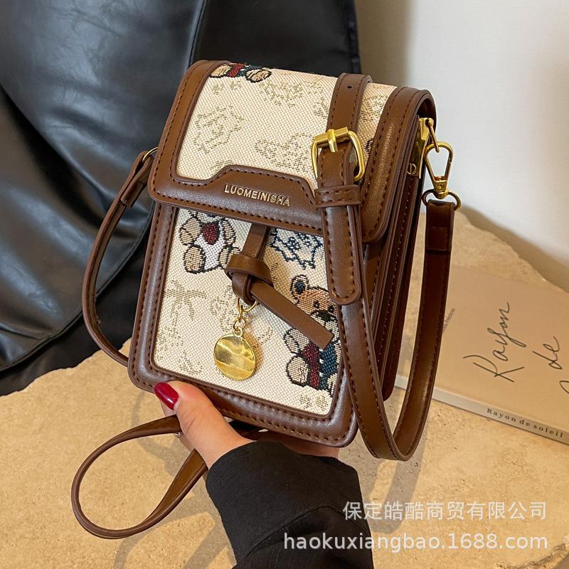 Internet Celebrity Explosion Super Fire Niche Design Bag Women 2025 New Popular Versatile Messenger Bag Small Square Bag Mobile Phone Bag