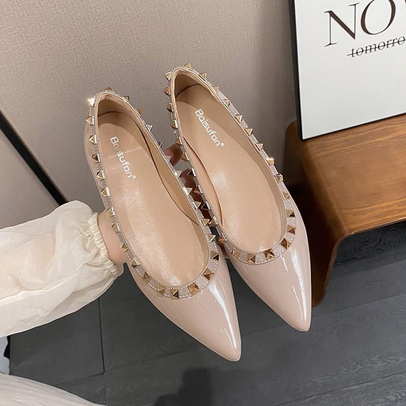 

Cowhide version~ 2025 new V home single shoes women s shallow mouth rivet pointed flat shoes Internet celebrity rivet flat shoes 40