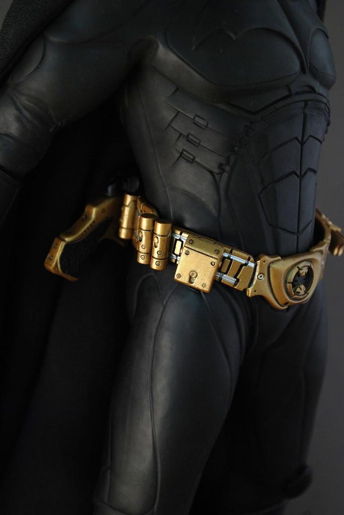 Movie Masterpiece Scale Fully Poseable Figure THE DARK KNIGHT BATMAN - 1/6 - (ORIGINAL COSTUME)